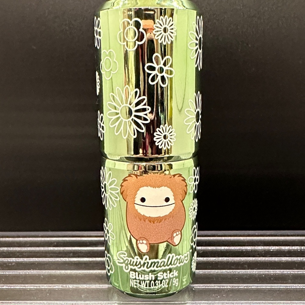 Squishmallows Shimmer Mist, Blush Stick, Eyeshadow and Lip Gloss Set. - Picture 4 of 11